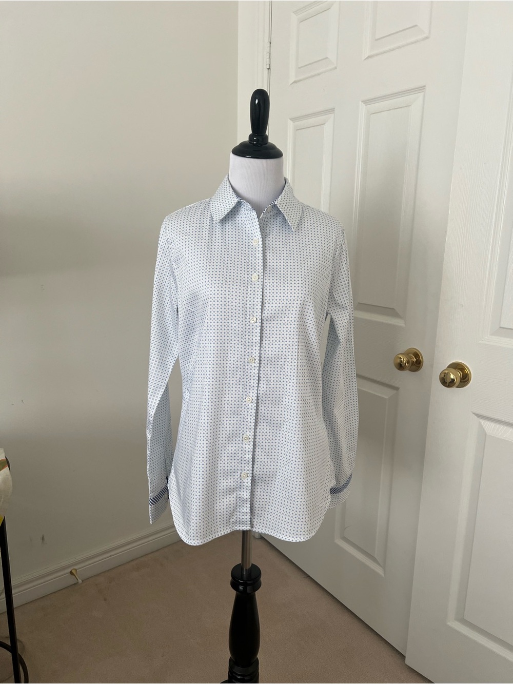 Van Heusen Light Blue Micro-Pattern Button-Down Shirt size Medium